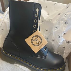 Size 9 Dr Martens 1490 Felix Mid Calf Vegan boots